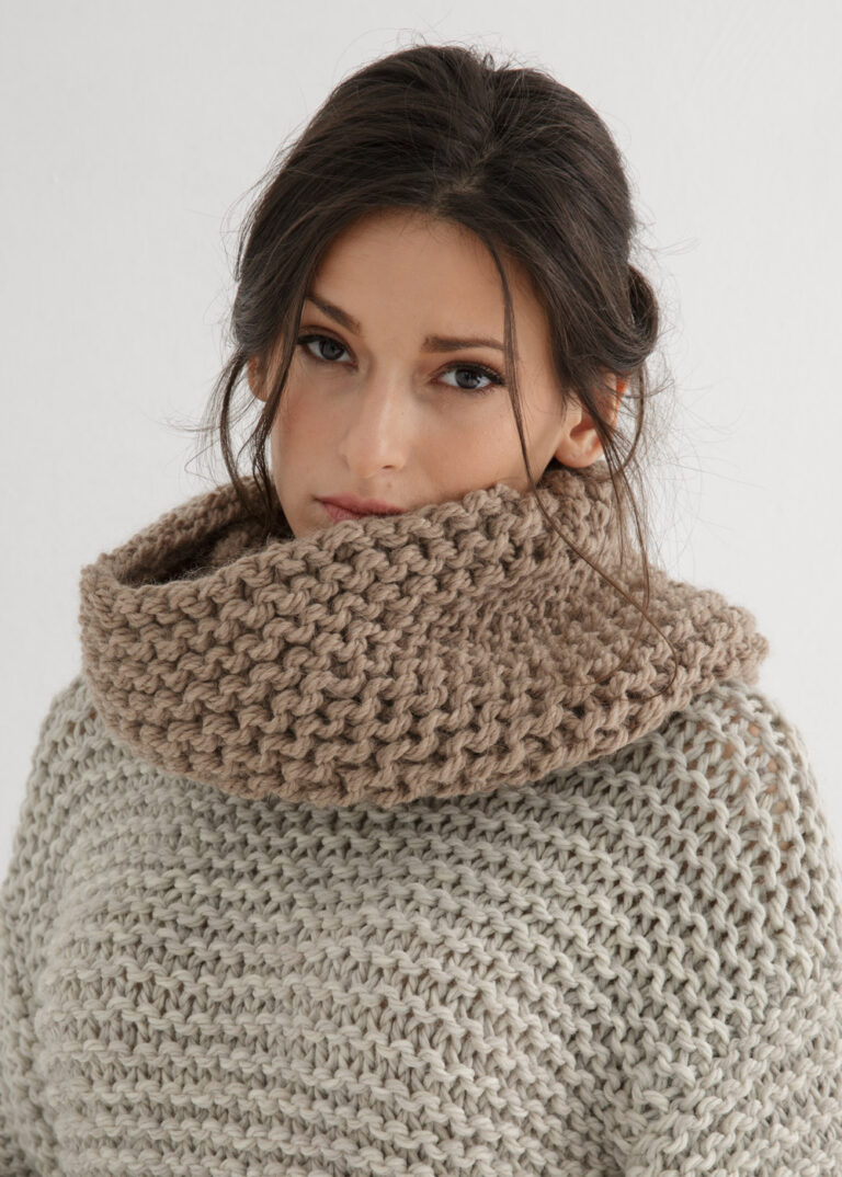 An easy chunky cowl knitting pattern – Through the Stitch